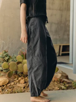 Women Imogene + Willie flight pant in faded black